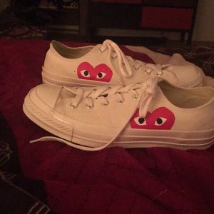 COMMES DES GARSON white sneakers with heart logos.